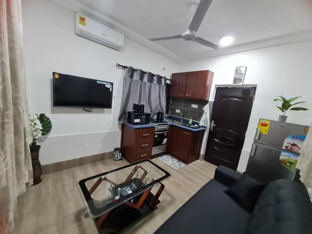 Nesta Barron -Home Away From Home North Legon Bagian luar foto