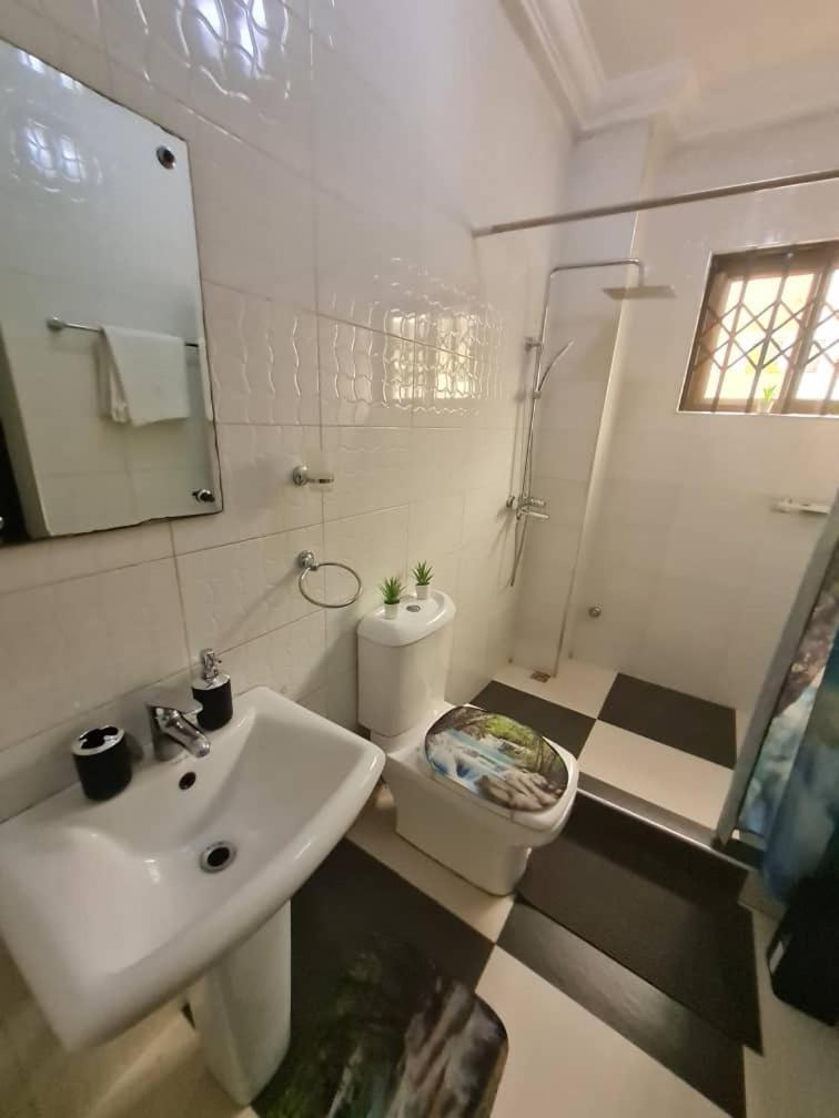 Nesta Barron -Home Away From Home North Legon Ruang foto