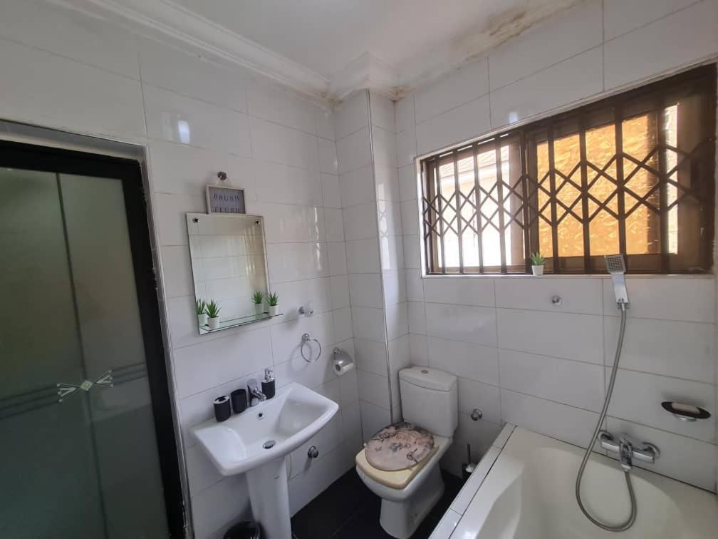 Nesta Barron -Home Away From Home North Legon Ruang foto